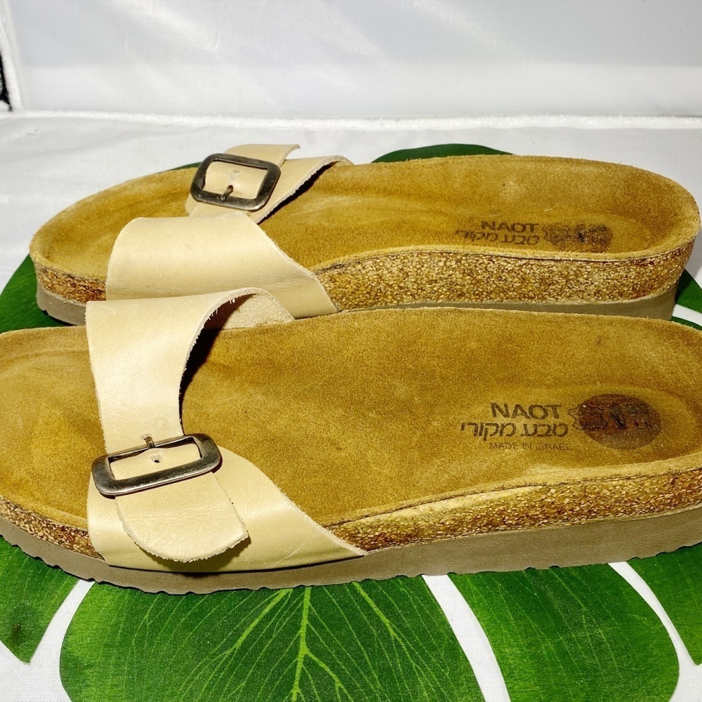 NAOT TAN LEATHER SINGLE‎ BUCKLE HEELED CUSHION SLIDE​​​​​ - Picture 4 of 7